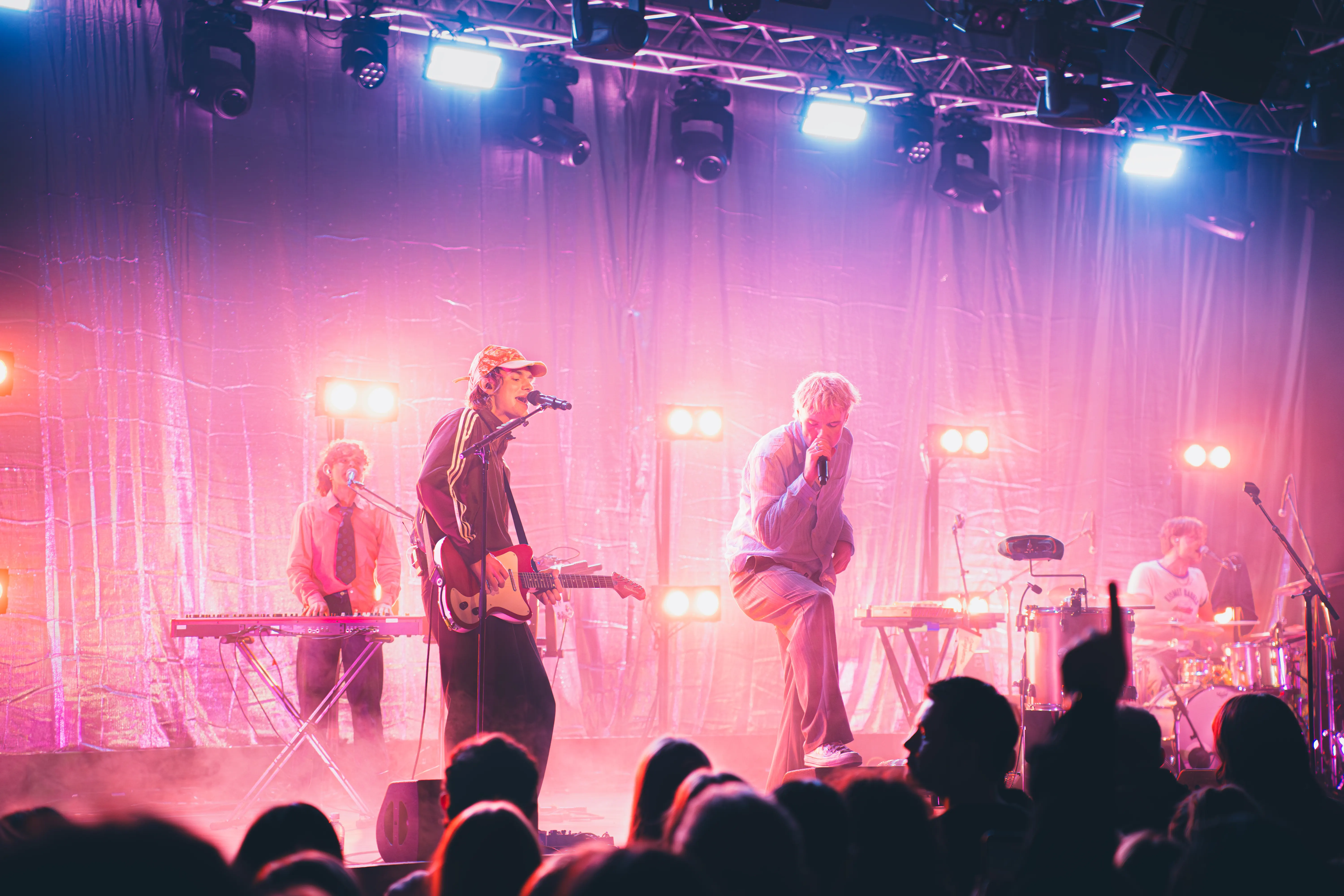 GOOD NEIGHBOURS ELECTRIFY MANCHESTER’S NEW CENTURY HALL! [13.02.26]